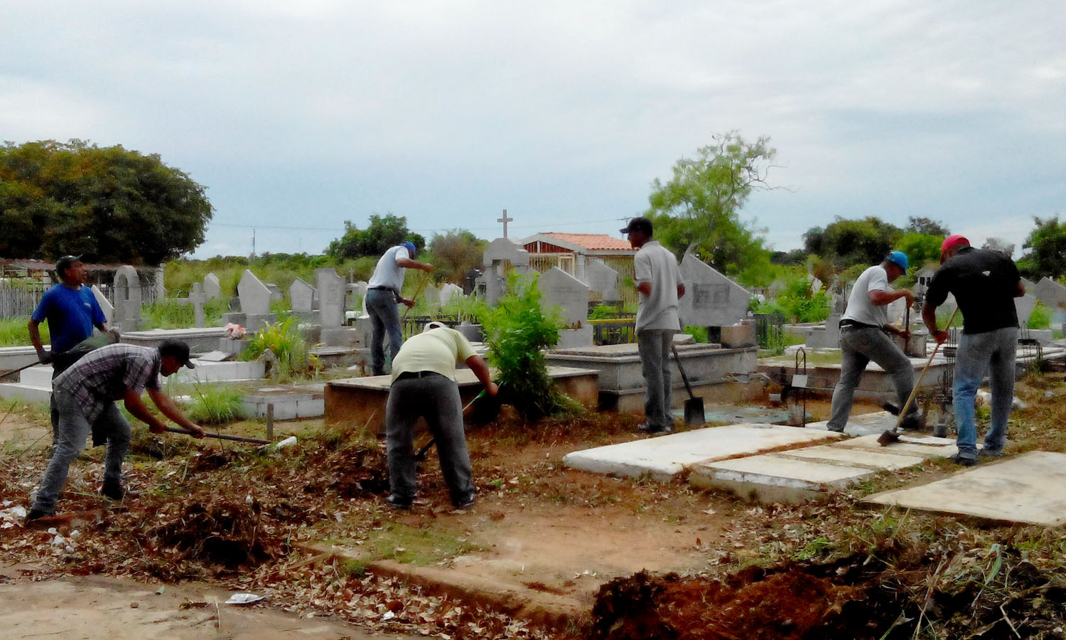 El trabajo ha sido arduo para revertir más de 40 años de abandono de los camposantos